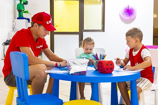 Activit� cr�ative enfants avec animateur au camping CAPFUN La Rumba � Fr�jus (83).