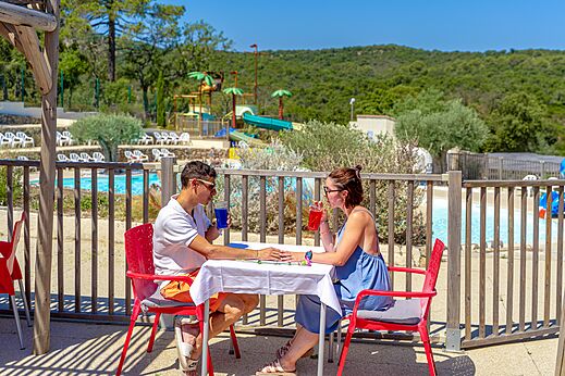 Couple buvant des boissons sur la terrasse du bar au CAPFUN La Rumba Fr�jus.