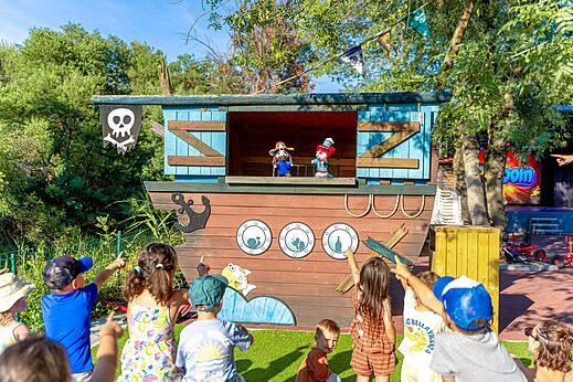 Spectacle de marionnettes sur sc�ne bateau pirate pour enfants au camping CAPFUN La Rumba � Fr�jus (83).