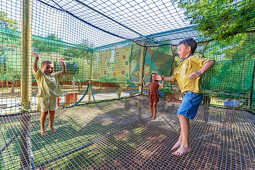 Trampoline g�ant en filet pour enfants au camping CAPFUN La Rumba � Fr�jus (83).