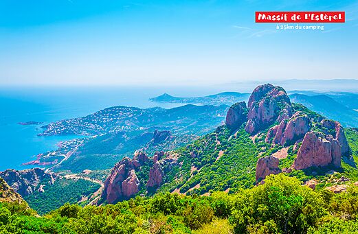 Massif de l'Est�rel, paysages rocheux et mer M�diterran�e pr�s de Fr�jus.