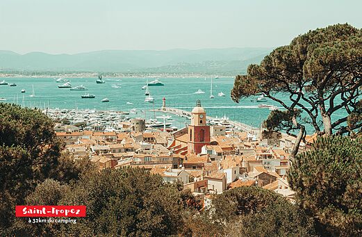 Vue panoramique de Saint-Tropez, son port anim� et son clocher embl�matique.