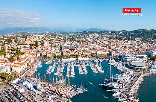 Vue a�rienne du port de Cannes et de la ville sur la C�te d'Azur.