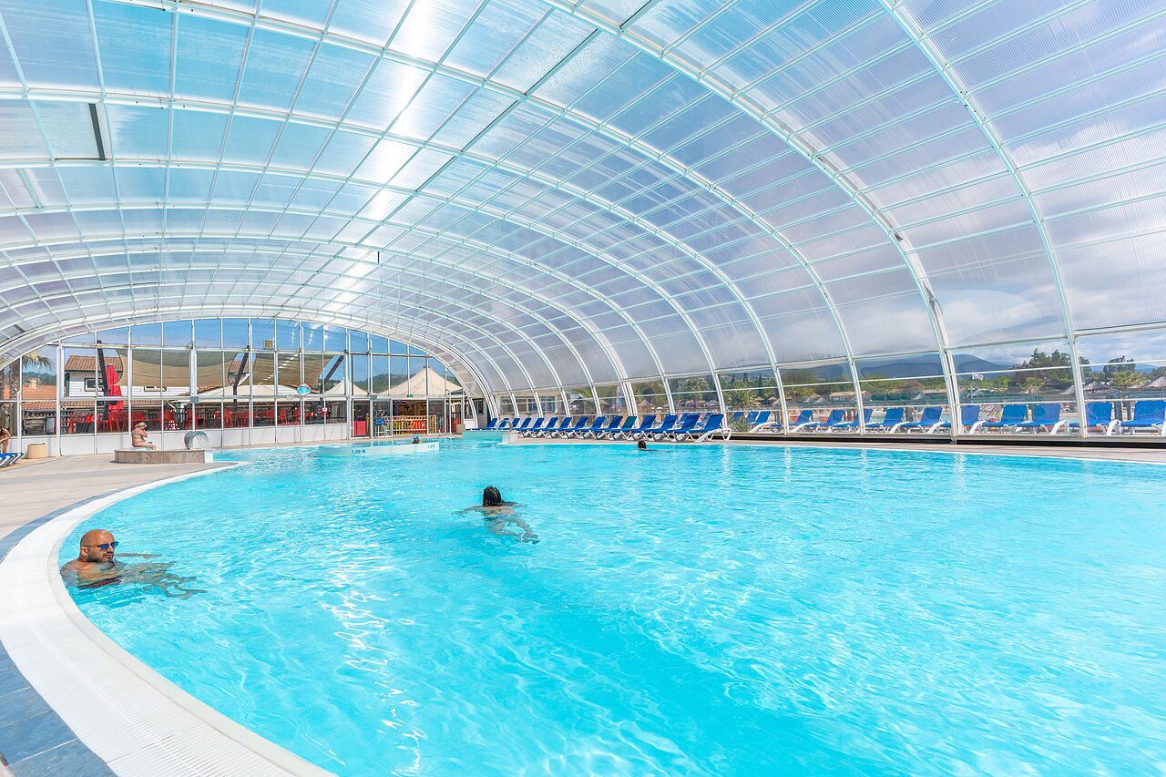 �berdachtes Schwimmbad, Badeg�ste und Liegest�hle, Camping CAPFUN Sagittaire in VINSOBRES (26).