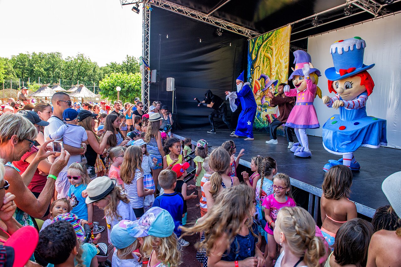 Animationsshow mit Maskottchen und Kindern auf Campingplatz CAPFUN Sagittaire in VINSOBRES (26).