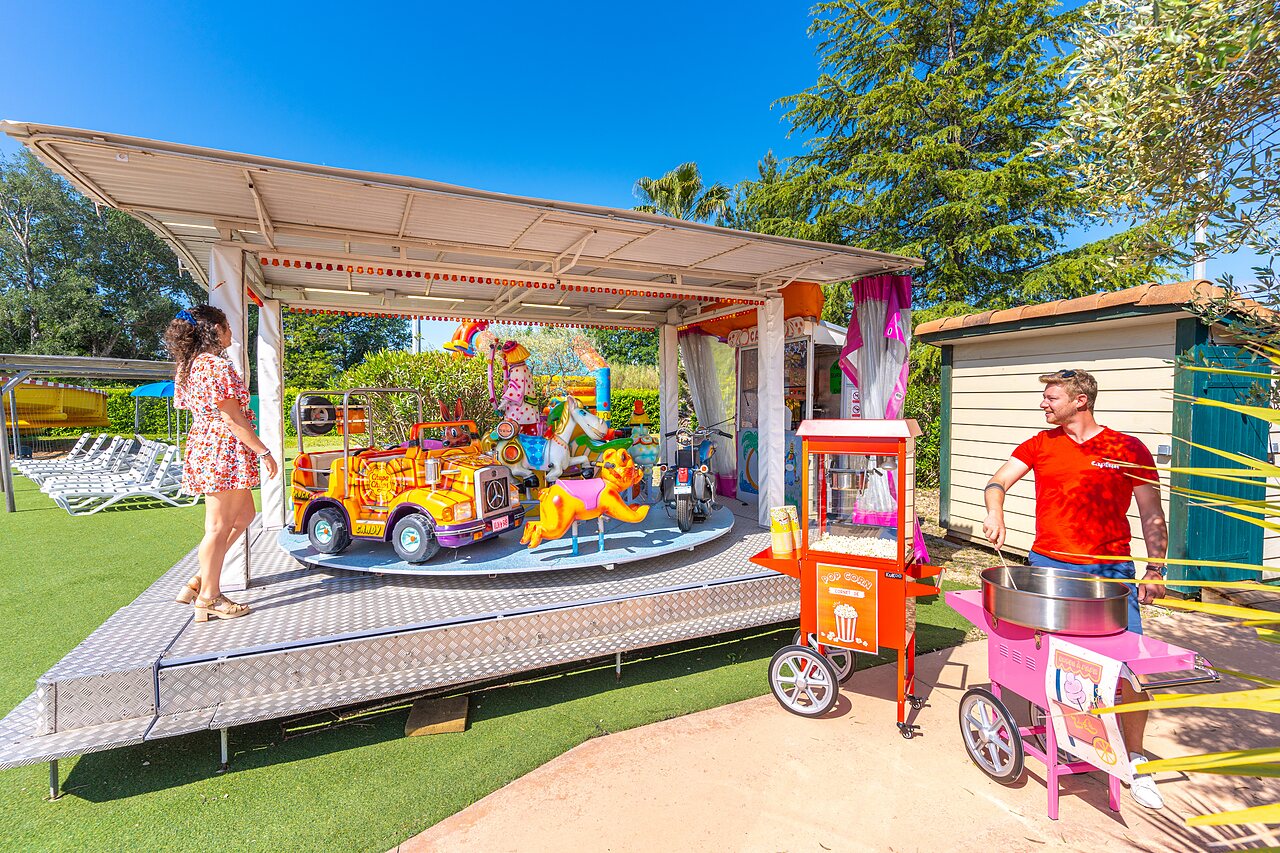 Mann bereitet Zuckerwatte zu, Karussell, Popcornmaschine, Camping CAPFUN Sagittaire VINSOBRES (26).