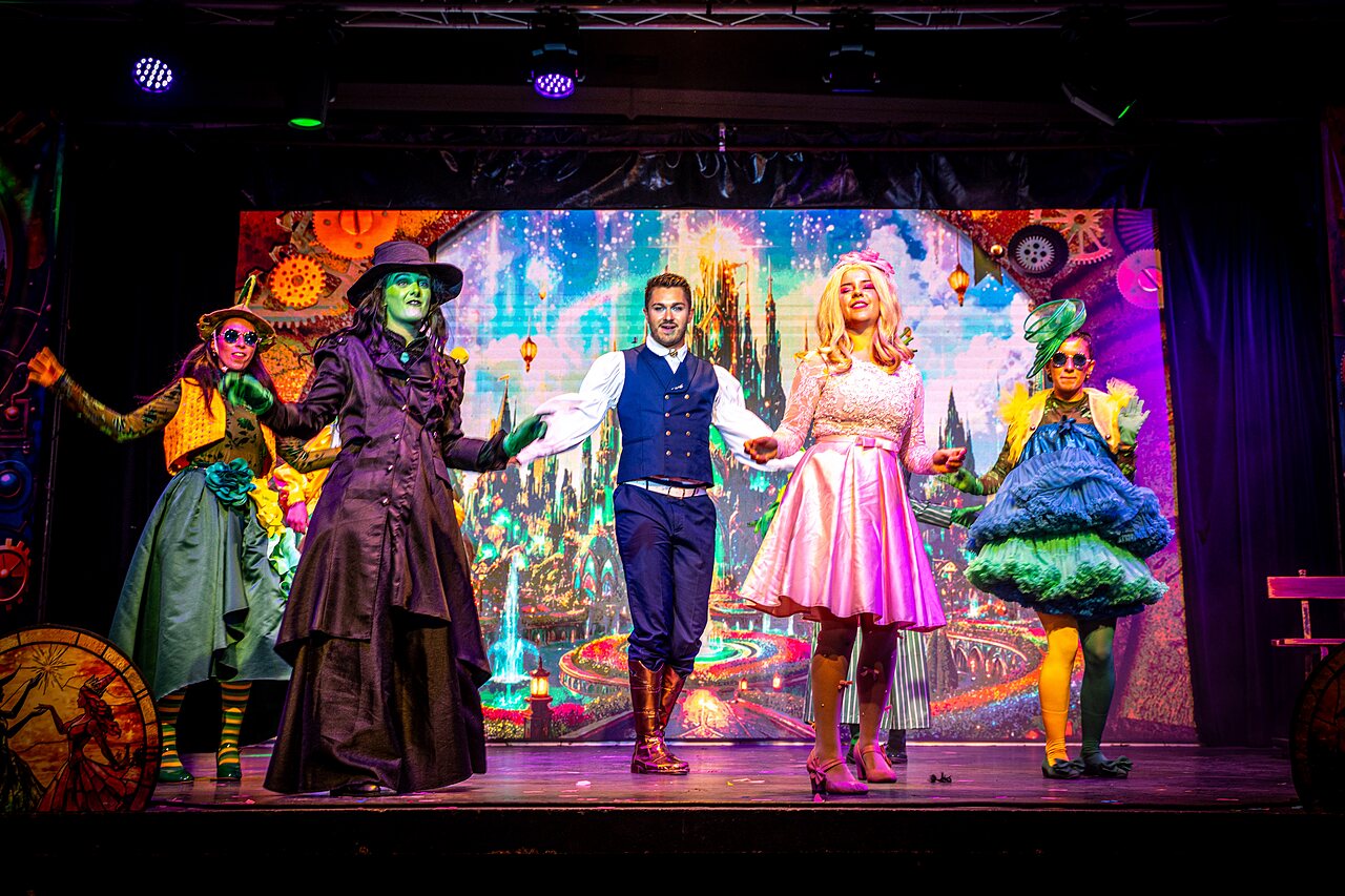 Kost�mierte T�nzershow auf der B�hne, Animation auf dem Campingplatz CAPFUN Sagittaire in VINSOBRES (26).