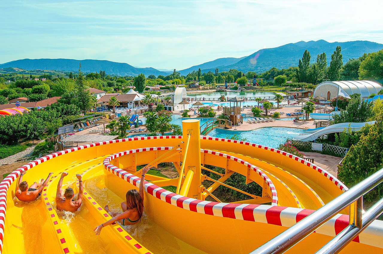 Riesen-Wasserrutsche und Schwimmb�der des Campingplatzes CAPFUN Sagittaire in VINSOBRES (26).