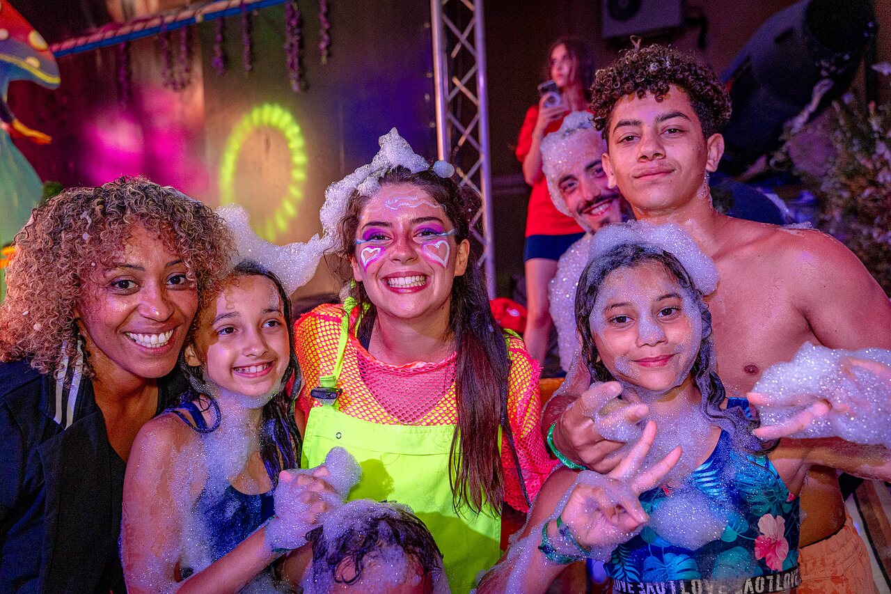 Schaumparty mit Familien auf dem Campingplatz CAPFUN Sagittaire in VINSOBRES (26).