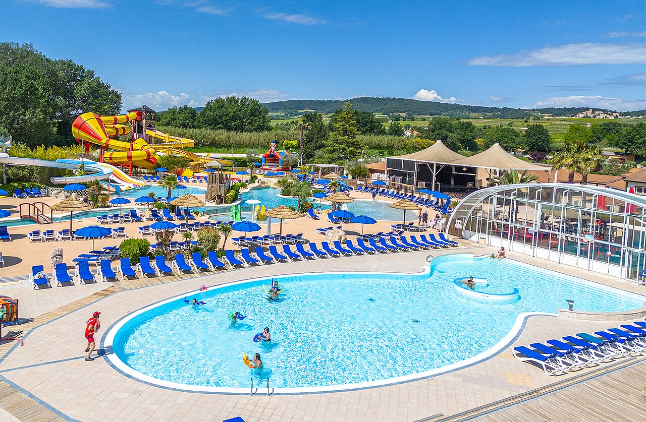 Schwimmb�der, Wasserrutschen und Liegen auf Camping CAPFUN Sagittaire in VINSOBRES (26).