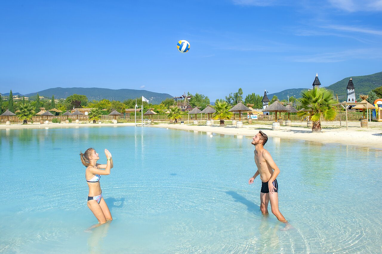 Paar spielt Volleyball Lagunenpool Campingplatz CAPFUN Sagittaire VINSOBRES (26).