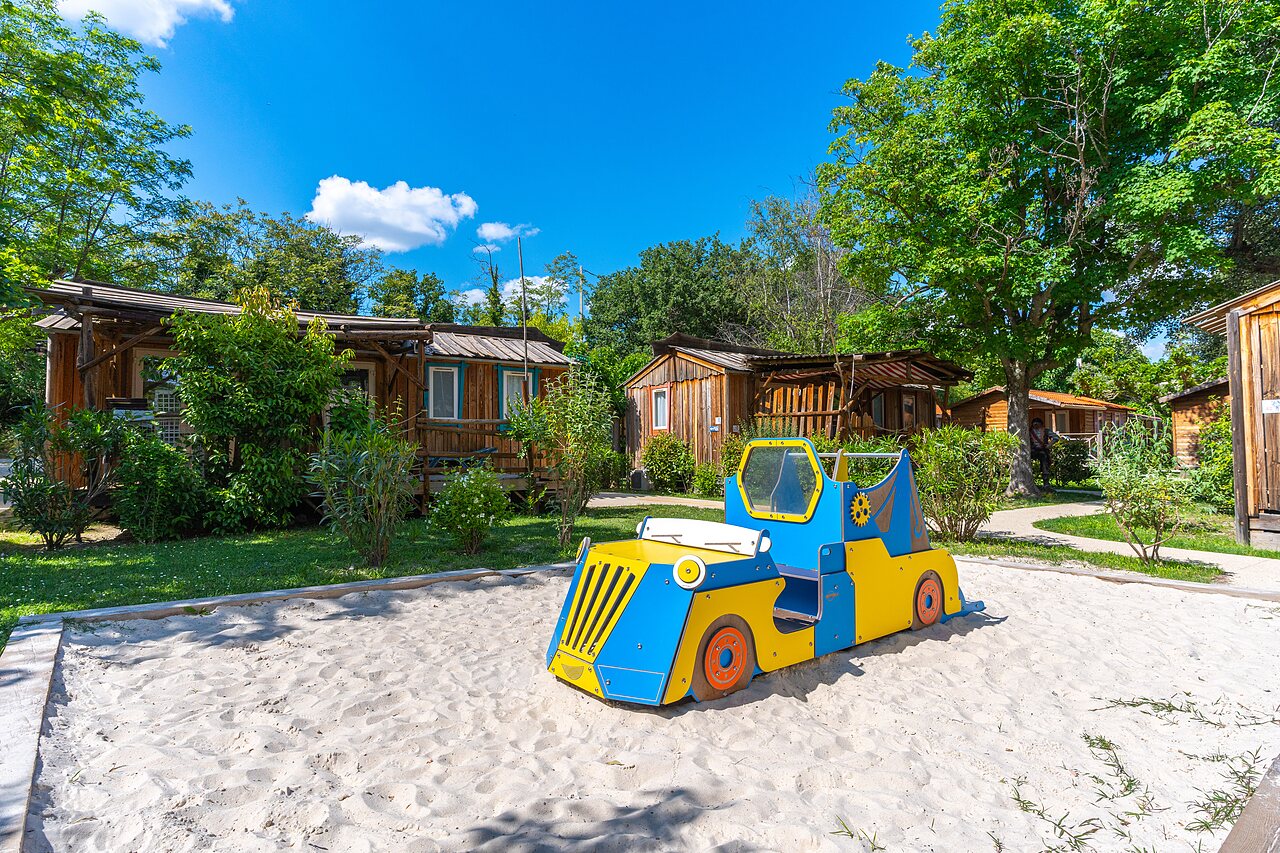 Spielplatz, Spielger�t, Unterk�nfte auf Camping CAPFUN Sagittaire in VINSOBRES (26).
