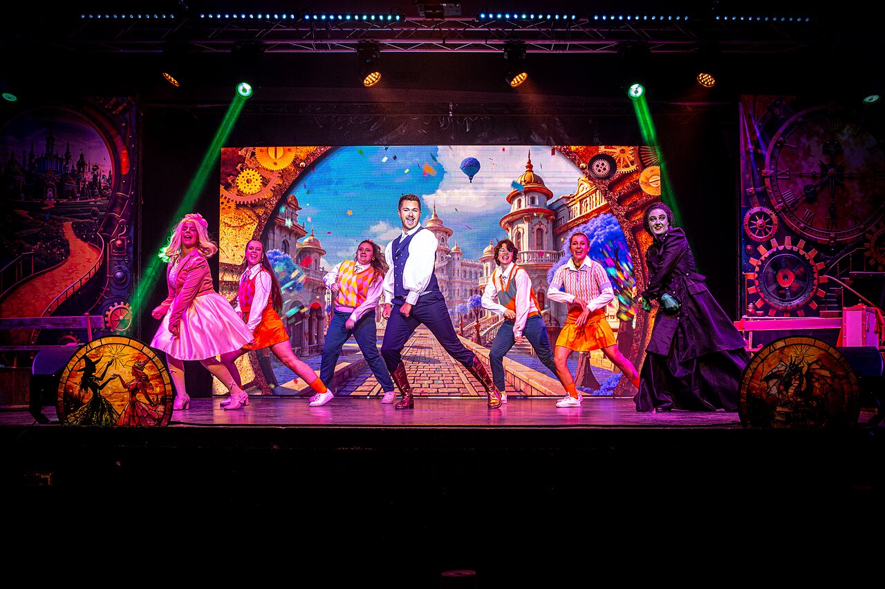 Tanzshow mit kost�mierten K�nstlern auf dem Campingplatz CAPFUN Sagittaire in VINSOBRES (26).