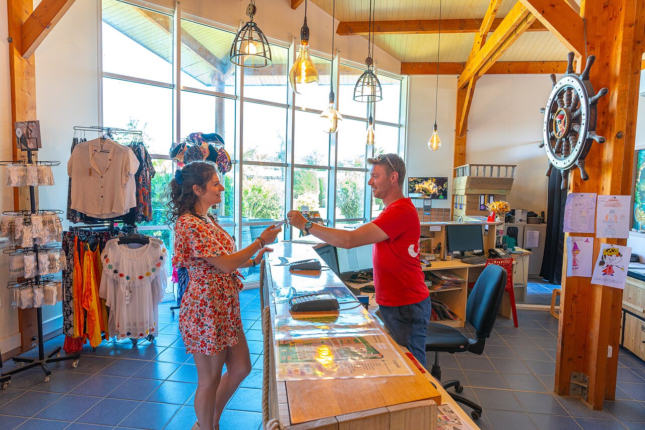 Herzlicher Empfang an der Rezeption mit Boutique des Campingplatzes CAPFUN Sagittaire in VINSOBRES (26).