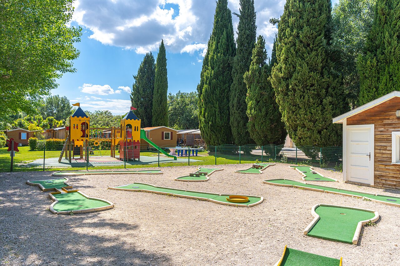 Minigolf und Kinderspielplatz, mit Mobilheimen auf dem Campingplatz CAPFUN Sagittaire in VINSOBRES (26).