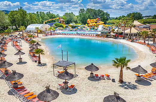 Lagunenpool, Sandstrand und Stühle auf dem Campingplatz CAPFUN Sagittaire in VINSOBRES (26).