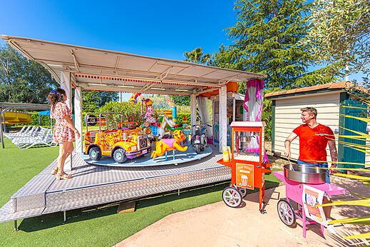 Kinderkarussell, Popcorn- und Zuckerwattemaschine auf dem Campingplatz CAPFUN Sagittaire in VINSOBRES (26).