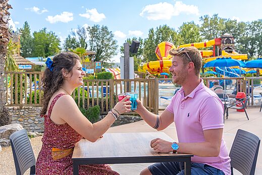 Paar st��t an der Bar nahe Wasserrutschen auf Camping CAPFUN Sagittaire in VINSOBRES (26).
