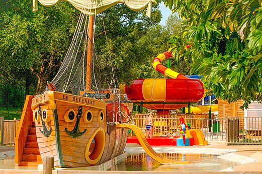 Piratenschiff und Wasserrutschen auf dem Campingplatz CAPFUN Sagittaire in VINSOBRES (26).