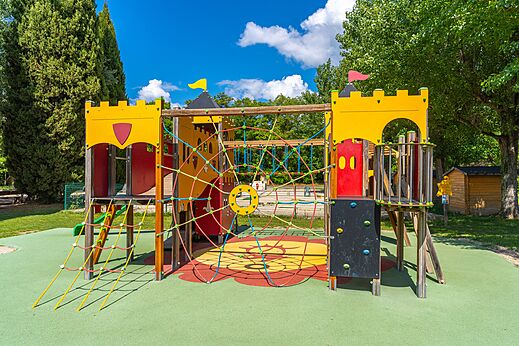Bunter Schloss-Spielplatz mit Rutschen auf dem Campingplatz CAPFUN Sagittaire in VINSOBRES.