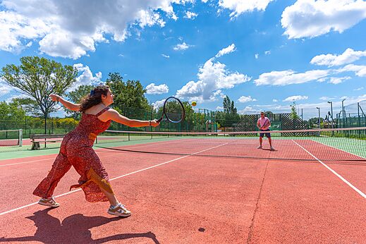Tennisspieler auf dem Sportplatz auf dem Campingplatz CAPFUN Sagittaire in VINSOBRES (26).