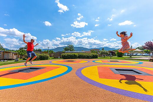 Bunte Bodentrampoline f�r alle Altersgruppen auf Campingplatz CAPFUN Sagittaire in VINSOBRES (26).