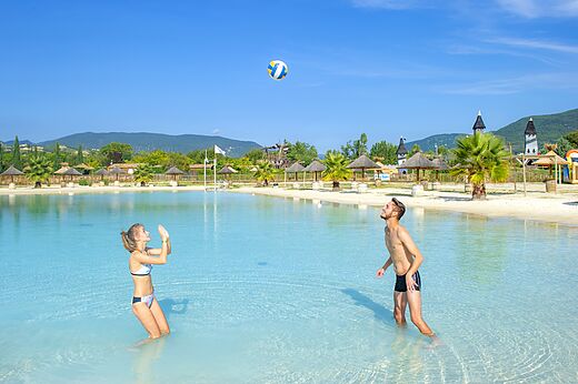 Lagune, Sandstrand, Volleyball auf dem Campingplatz CAPFUN Sagittaire in VINSOBRES.