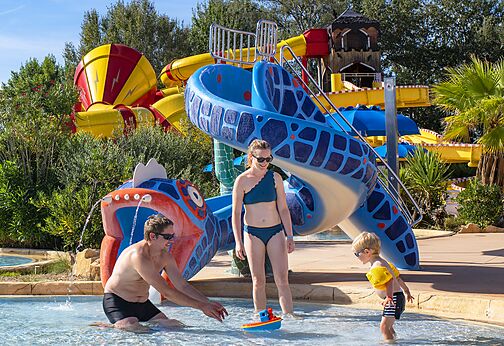 Wasserrutschen, Wasserspiele und Familie im Pool auf dem Campingplatz CAPFUN Sagittaire in VINSOBRES (26).