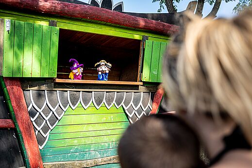 Puppentheater für Kinder auf bunter Bühne auf dem Campingplatz CAPFUN Sagittaire in VINSOBRES (26).
