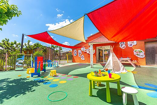 Farbenfroher Außenspielplatz mit Tischen und Spielen für Kinder auf dem Campingplatz CAPFUN Sagittaire in VINSOBRES (26).