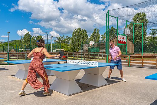 Tischtennisspiel auf Multisportplatz auf dem Campingplatz CAPFUN Sagittaire in VINSOBRES (26).