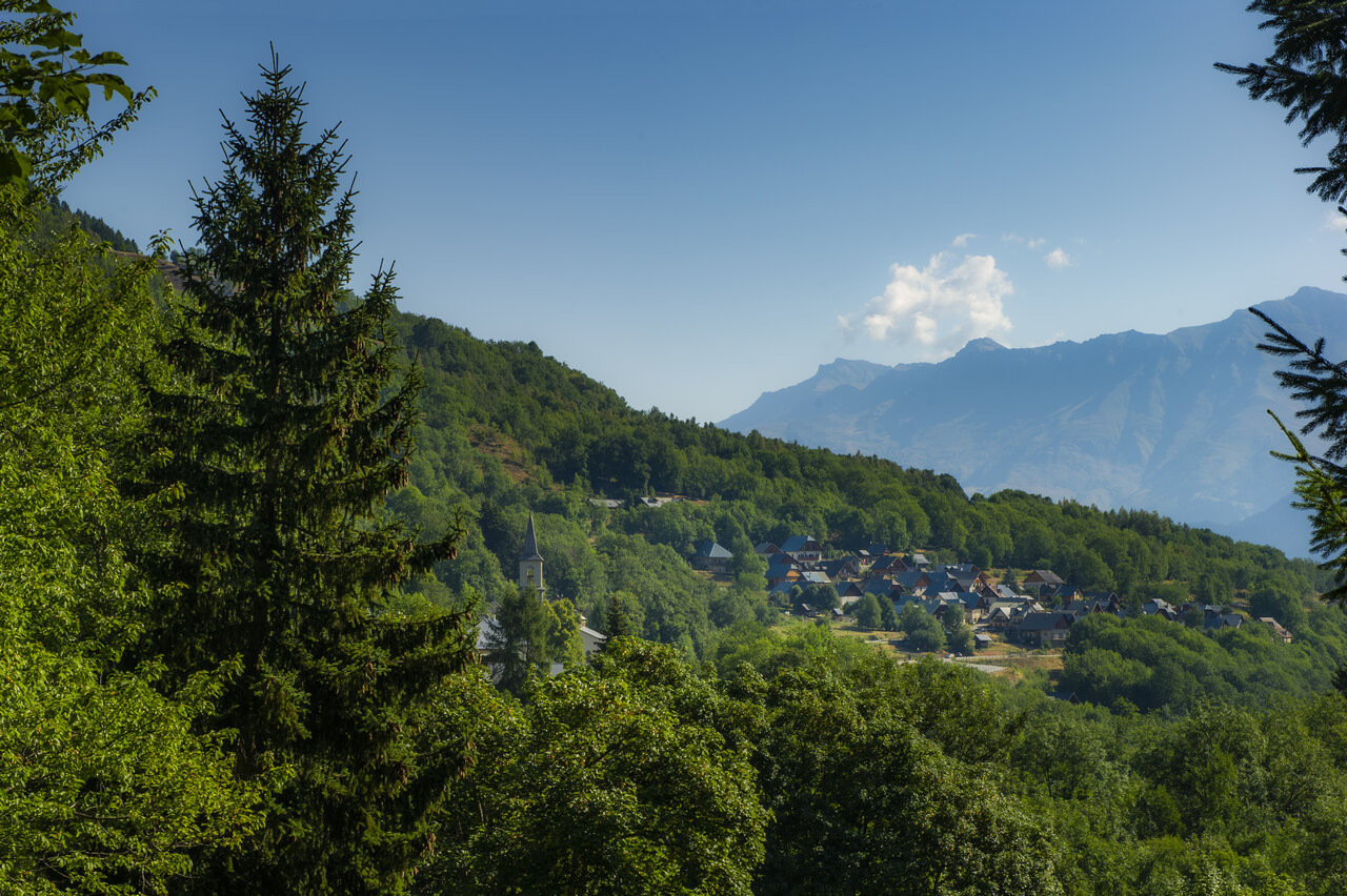 Bergdorp en groene bossen, panoramisch uitzicht op camping CAPFUN Saint Colomban des Villards.