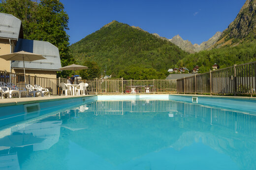 Außenpool, Stühle, Sonnenschirme, Berge auf Campingplatz CAPFUN Saint Colomban.