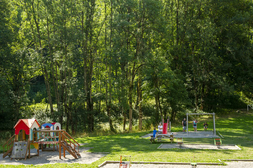 Kinderspielplatz mit Spielgeräten, Rutschen und Schaukeln auf dem Campingplatz CAPFUN Saint Colomban.