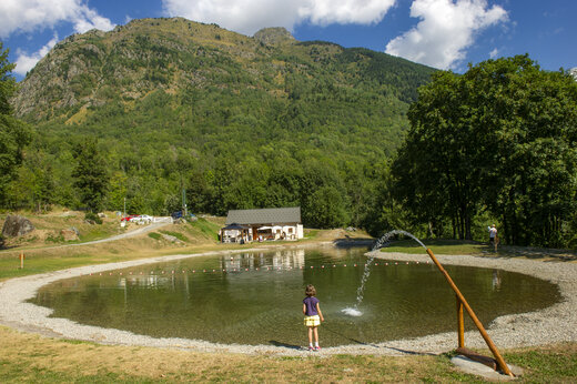 Naturbadesee, Kind, Berge, auf dem Campingplatz CAPFUN Saint Colomban des Villards.