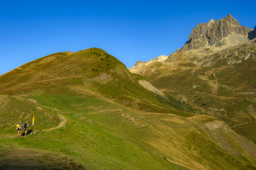 Wanderer auf Bergpfad, alpine Natur auf dem Campingplatz CAPFUN Saint Colomban.