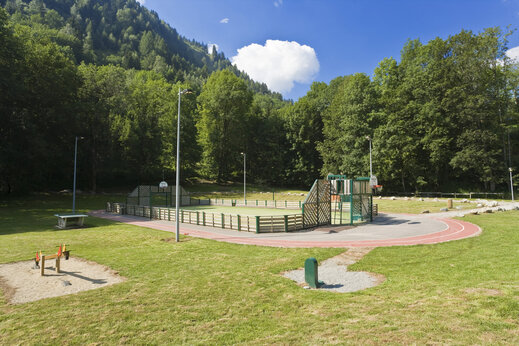 Multisportplatz und Spielplatz auf dem Campingplatz CAPFUN Saint Colomban in Saint Colomban des Villards (73).