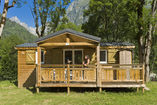 Holz-Mobilheim mit Terrasse auf dem Campingplatz CAPFUN Saint Colomban (73).