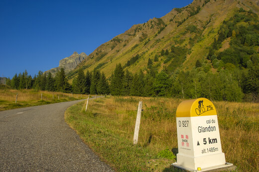 Schild Col du Glandon, Bergfahrradroute auf dem Campingplatz CAPFUN Saint Colomban in Saint Colomban des Villards (73).
