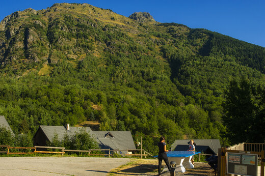 Outdoor-Tischtennisplatte und Spieler auf dem Campingplatz CAPFUN Saint Colomban (73).