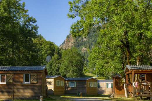 Holz-Mobilheime, üppige Natur auf dem Campingplatz CAPFUN Saint Colomban des Villards.