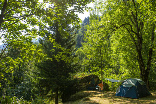 Schattiger Stellplatz mit Zelt auf dem Campingplatz CAPFUN Saint Colomban in Saint Colomban des Villards (73).