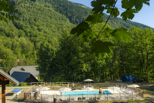 Außenpool, Stühle und Sonnenschirme auf CAPFUN Saint Colomban des Villards (73).