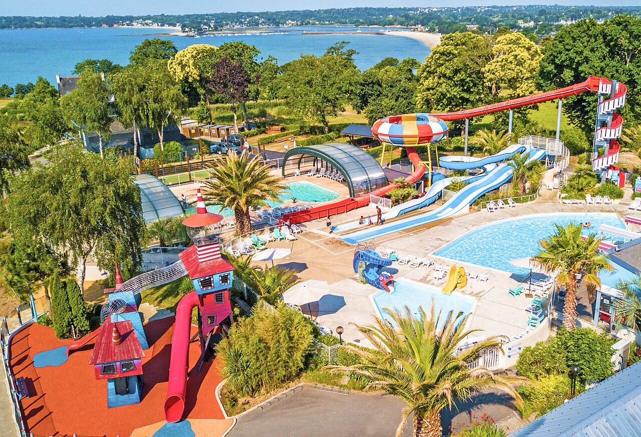 Waterpark met glijbanen, zwembaden en speeltoestellen op camping CAPFUN Saint Laurent in LA FORET FOUESNANT.