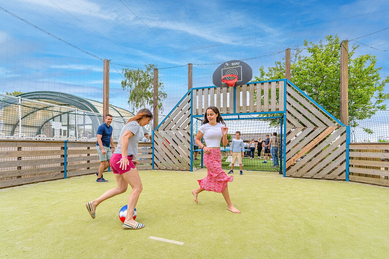 Buiten multisportterrein, voetbal en basketbal, op camping CAPFUN Saint Laurent in LA FORET FOUESNANT.