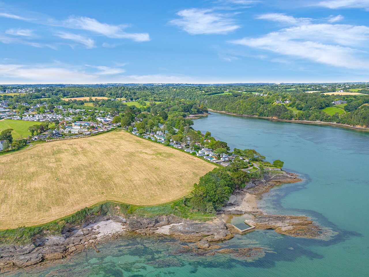 Camping, stacaravans en waterpartij op camping CAPFUN Saint Laurent in LA FORET FOUESNANT (29).