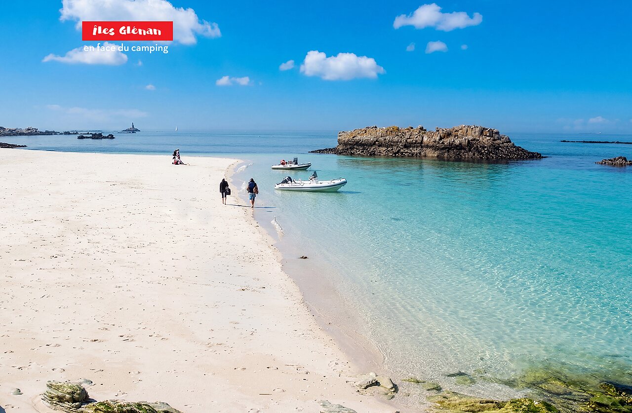Paradijselijk strand Gl�nan eilanden, turquoise water en wit zand in Bretagne.