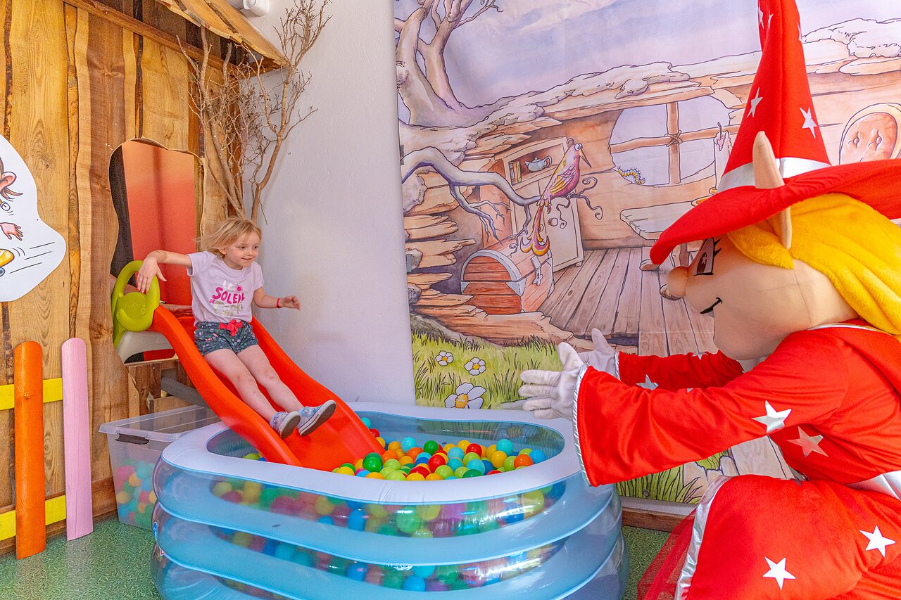 Glijbaan, ballenbak en mascotte op camping CAPFUN Saint Laurent in LA FORET FOUESNANT.