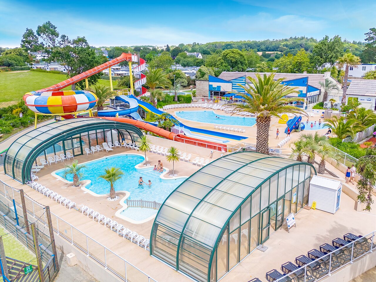 Groot waterpark met glijbanen en overdekte zwembaden, camping CAPFUN Saint Laurent, LA FORET FOUESNANT (29).
