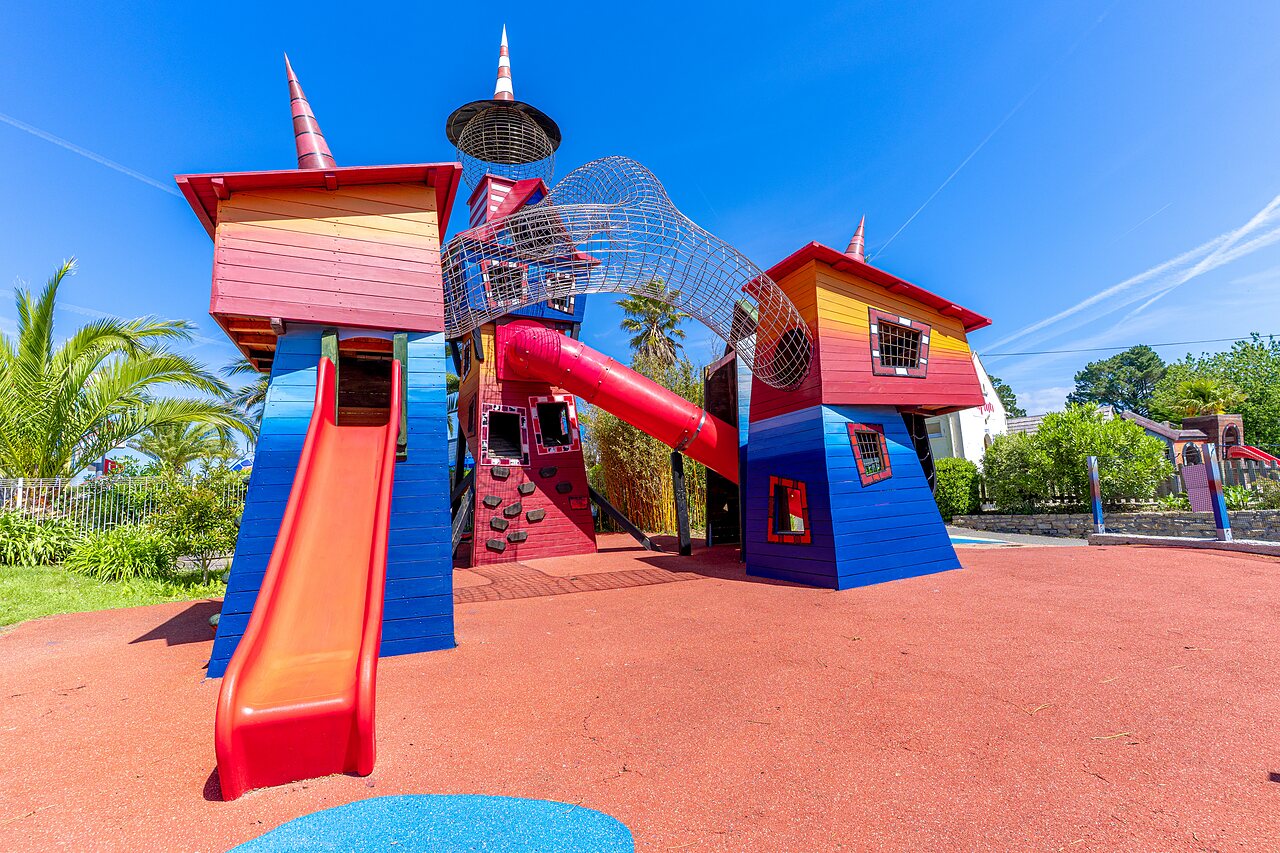Spielplatz, Rutschen auf Camping CAPFUN Saint Laurent in LA FORET FOUESNANT.